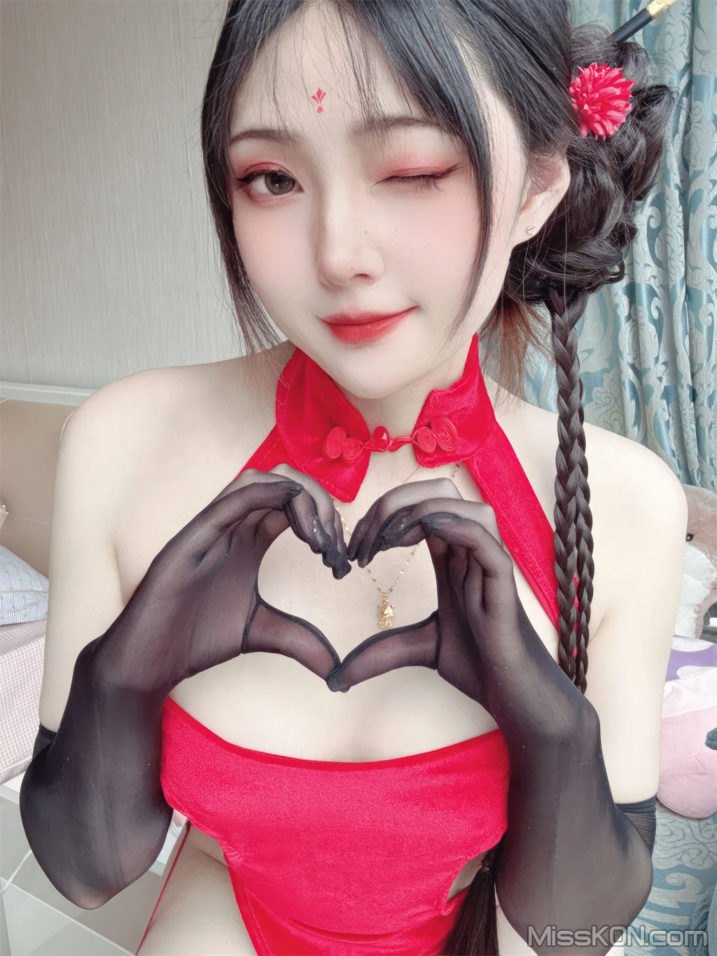 Coser@Natsuko夏夏子: 龙年新春 – 自拍 (45 photos)