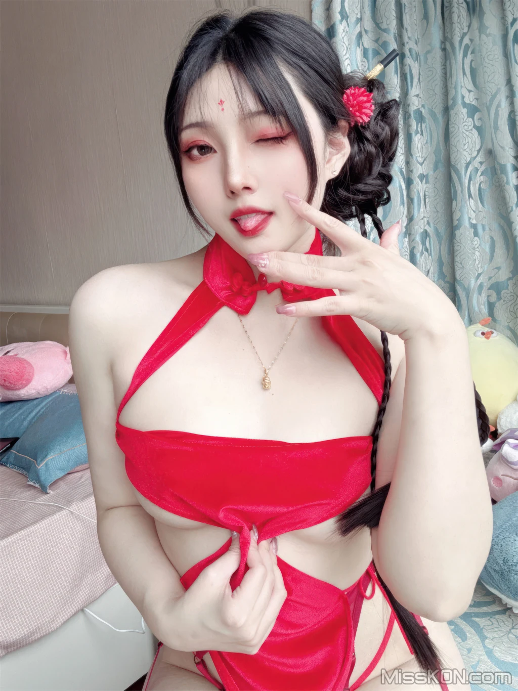 Coser@Natsuko夏夏子: 龙年新春 – 自拍 (45 photos)