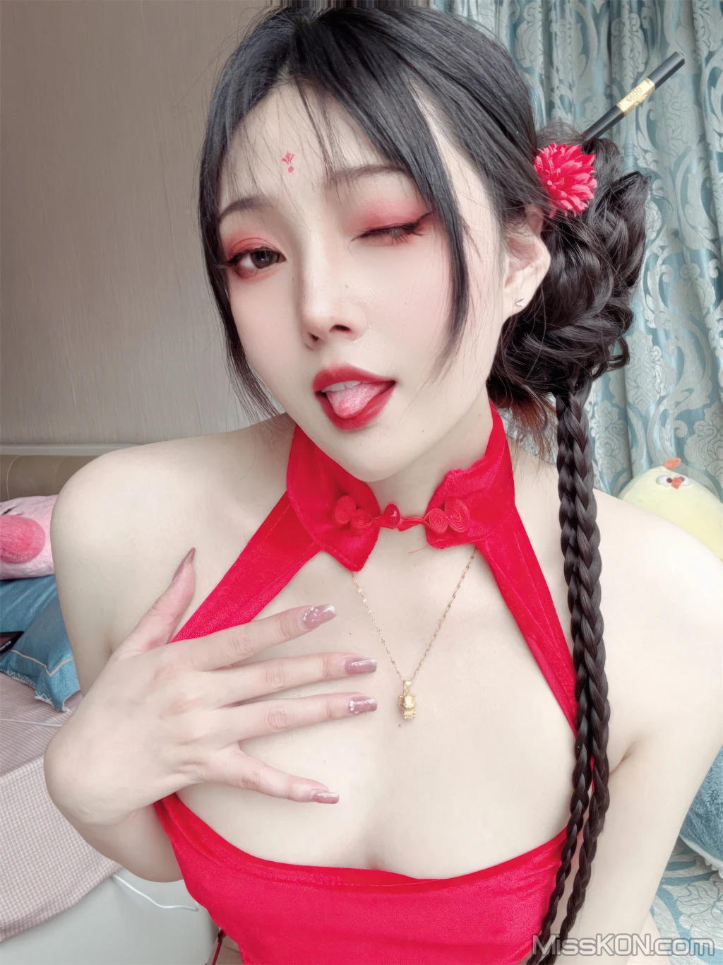 Coser@Natsuko夏夏子: 龙年新春 – 自拍 (45 photos)