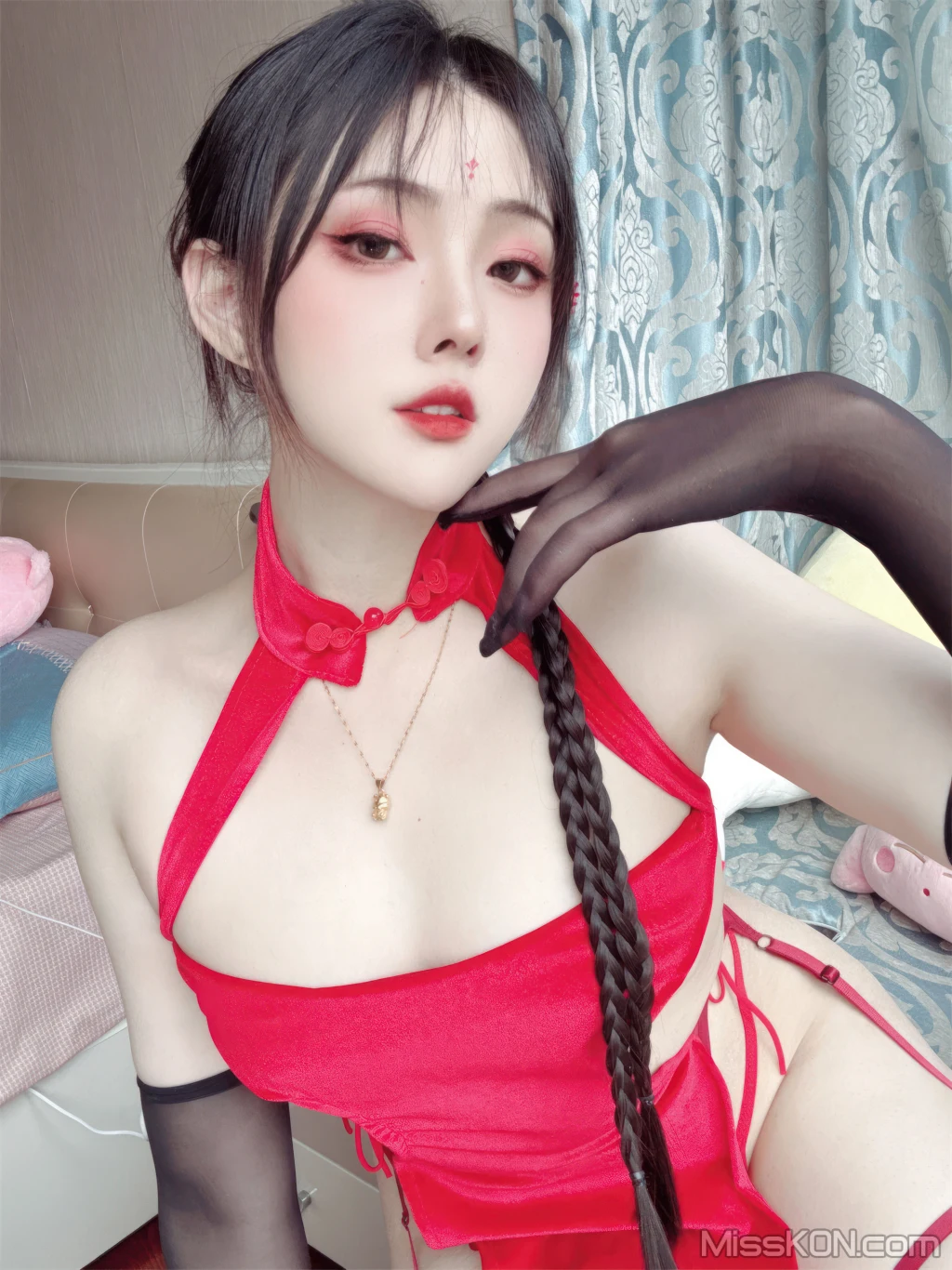 Coser@Natsuko夏夏子: 龙年新春 – 自拍 (45 photos)