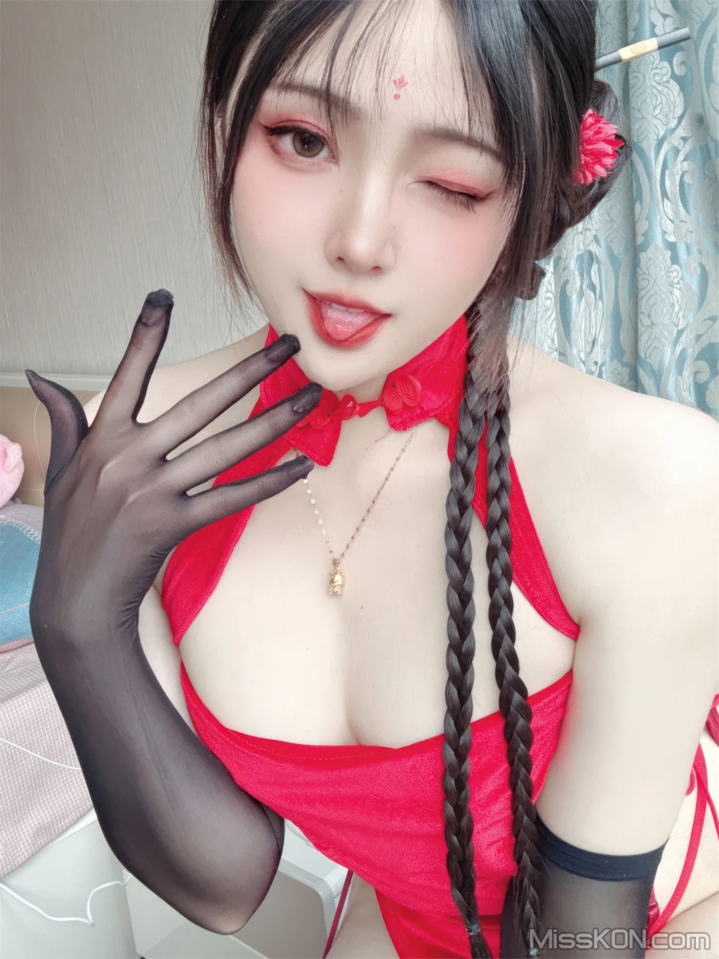 Coser@Natsuko夏夏子: 龙年新春 – 自拍 (45 photos)