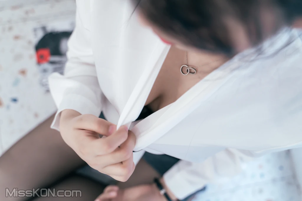 Coser@轩萧学姐: OL私袜诱惑 (34 photos)