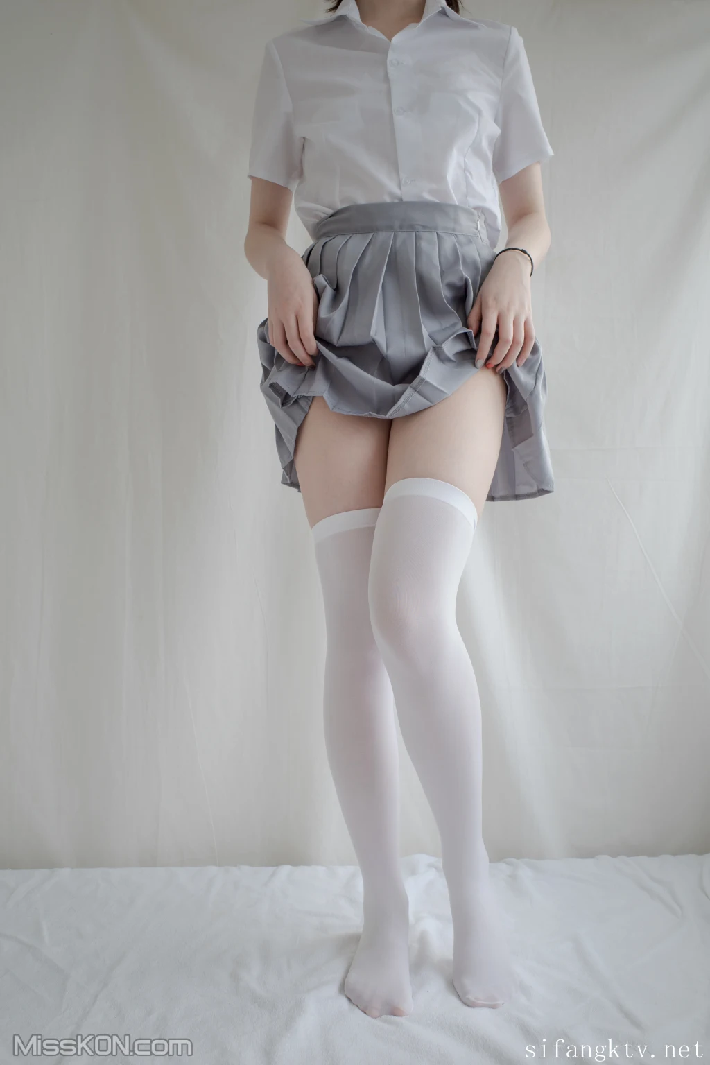 [森萝财团写真] R18 小糕: 香蕉JK 足控福利 (166 photos + 1 video) – Page 9