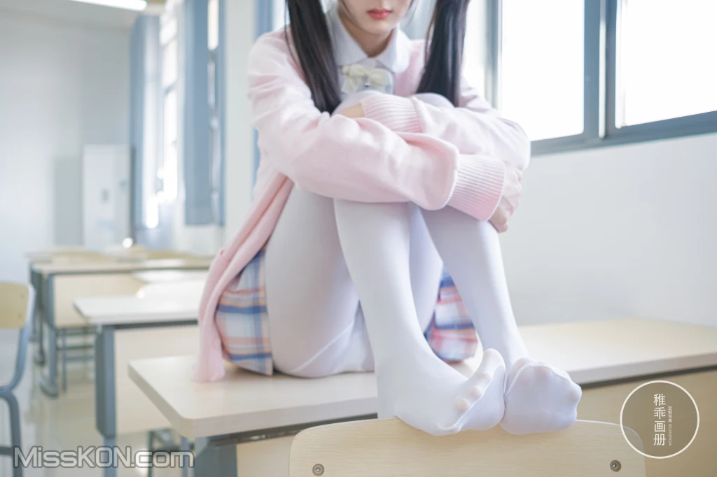 Coser@稚乖画册: 晴空04 夜夜 80d 白丝jk (63 photos )