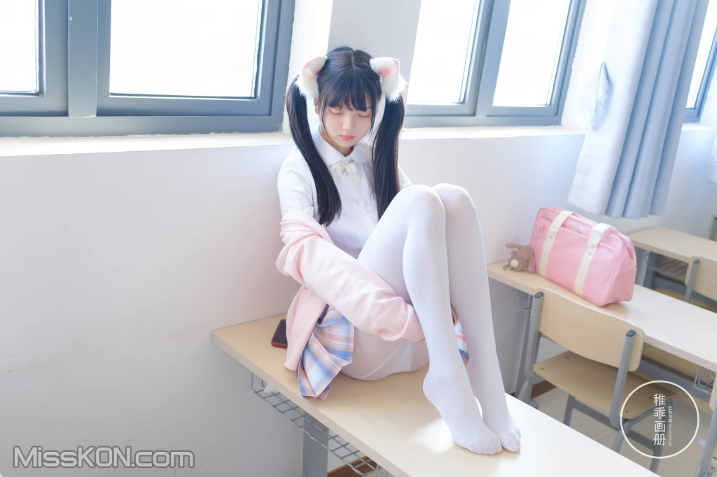 Coser@稚乖画册: 晴空04 夜夜 80d 白丝jk (63 photos )