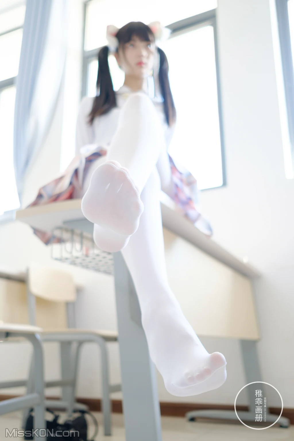 Coser@稚乖画册: 晴空04 夜夜 80d 白丝jk (63 photos )