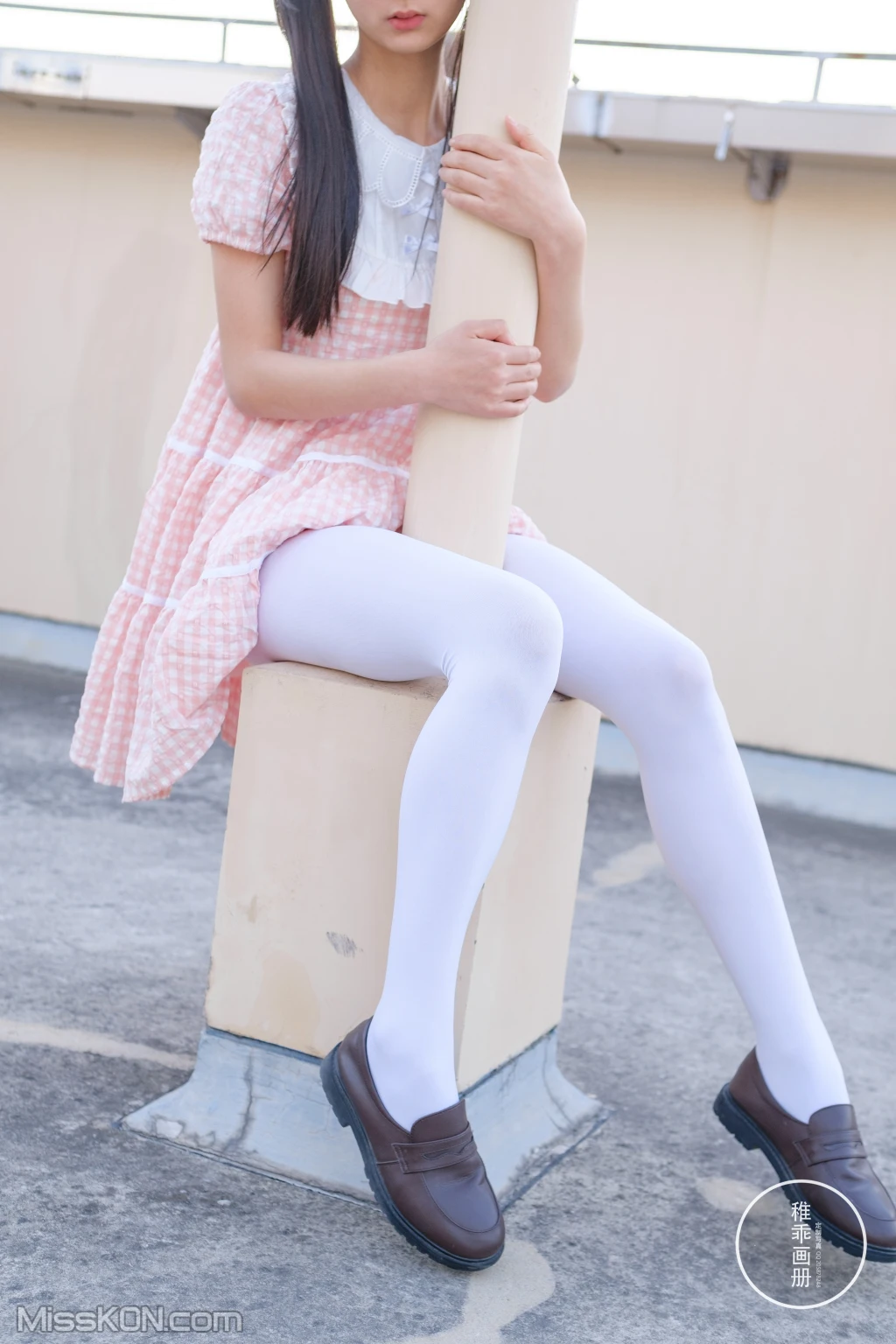 Coser@稚乖画册: 晴空 06 夜夜 天台粉裙 (82 photos)