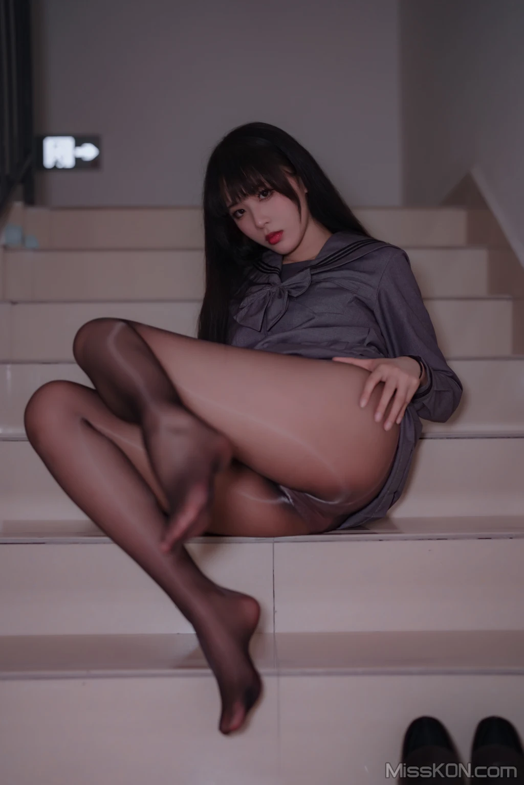 Coser@轩萧学姐: 楼道+车库 (91 photos)