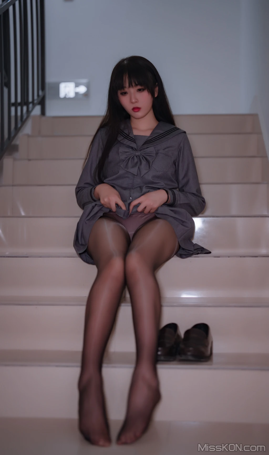 Coser@轩萧学姐: 楼道+车库 (91 photos)