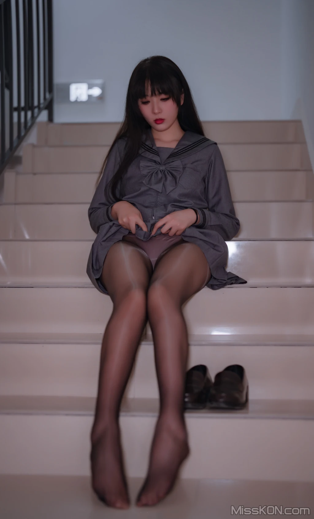 Coser@轩萧学姐: 楼道+车库 (91 photos)