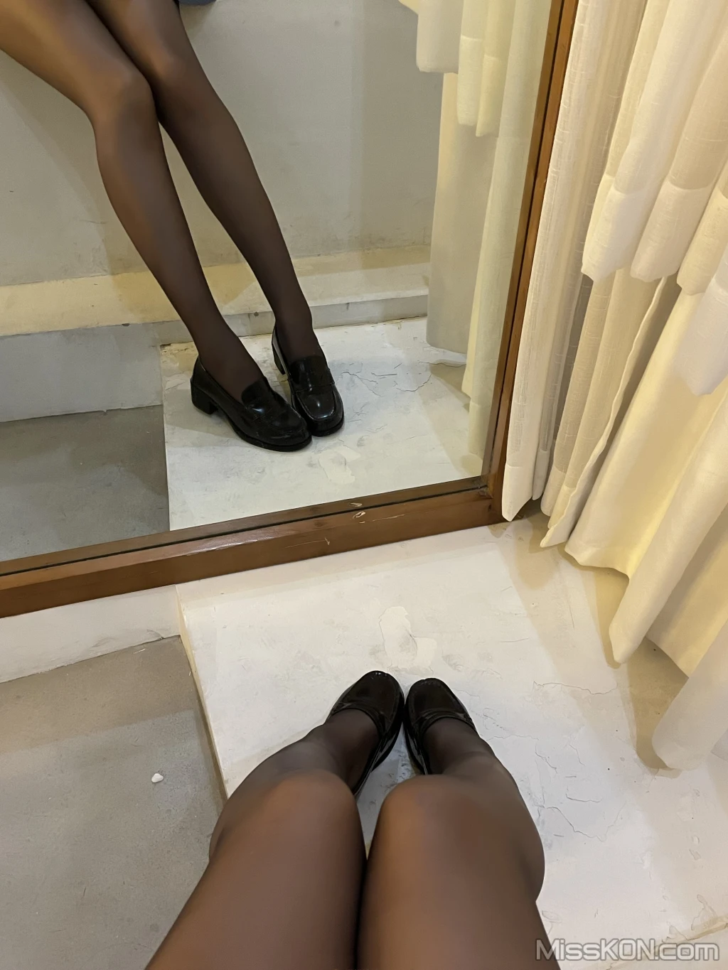 Coser@轩萧学姐: 楼道+车库 (91 photos)