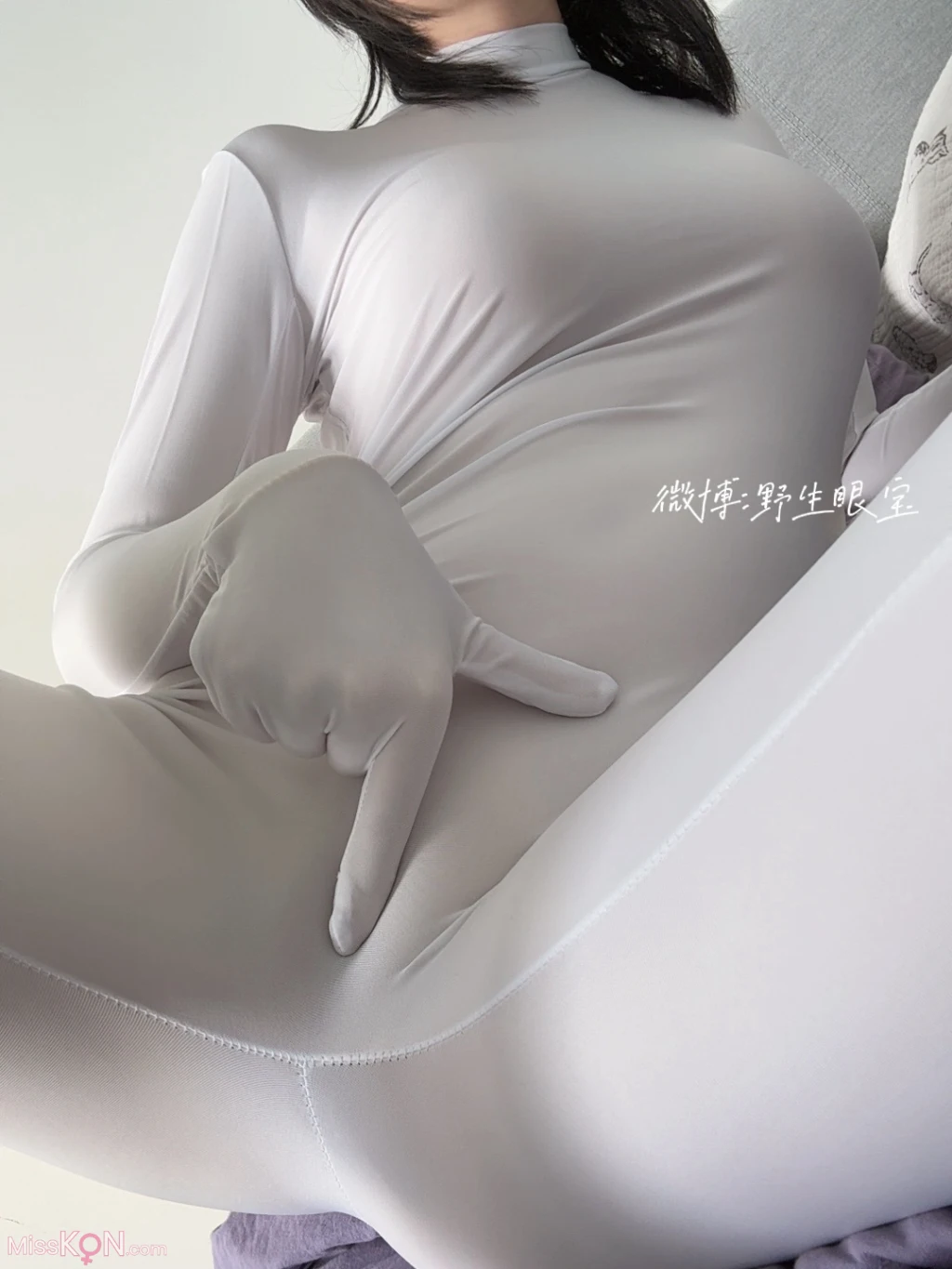 Coser@眼酱大魔王w: Fantia 2024年10月订阅 (43 photos )