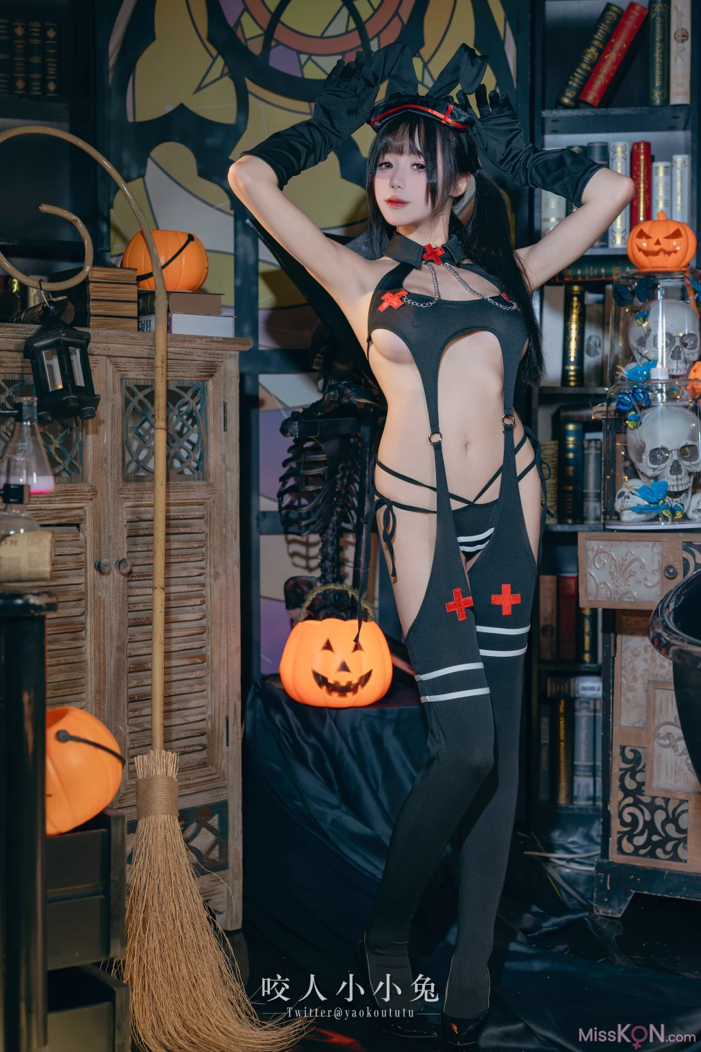Coser@黏黏团子兔: 特典-万圣节看护士 (40 photos + 1 video)