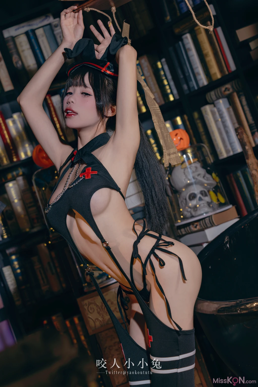 Coser@黏黏团子兔: 特典-万圣节看护士 (40 photos + 1 video)