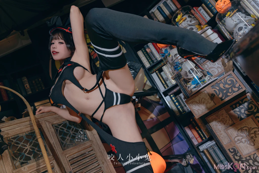Coser@黏黏团子兔: 特典-万圣节看护士 (40 photos + 1 video)