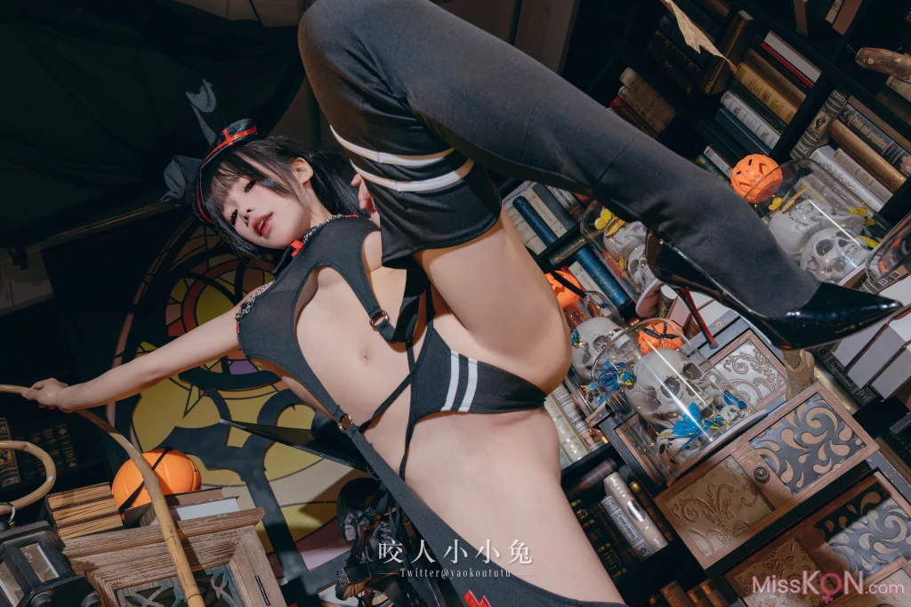 Coser@黏黏团子兔: 特典-万圣节看护士 (40 photos + 1 video) – Page 2