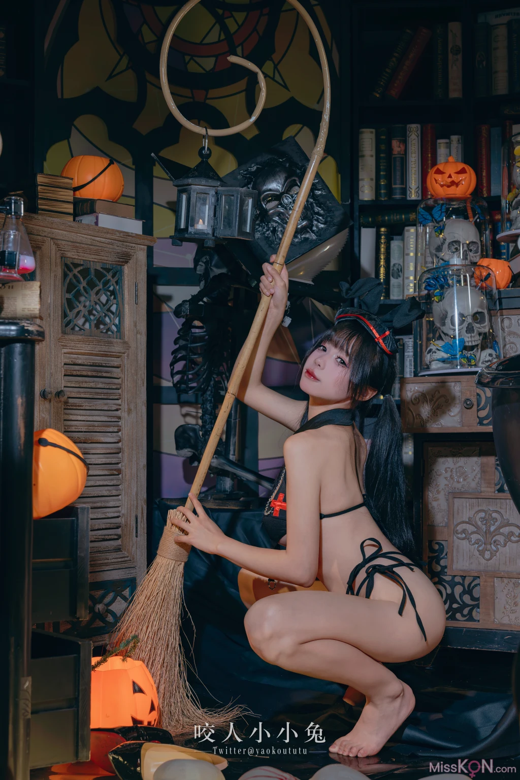 Coser@黏黏团子兔: 特典-万圣节看护士 (40 photos + 1 video) – Page 3