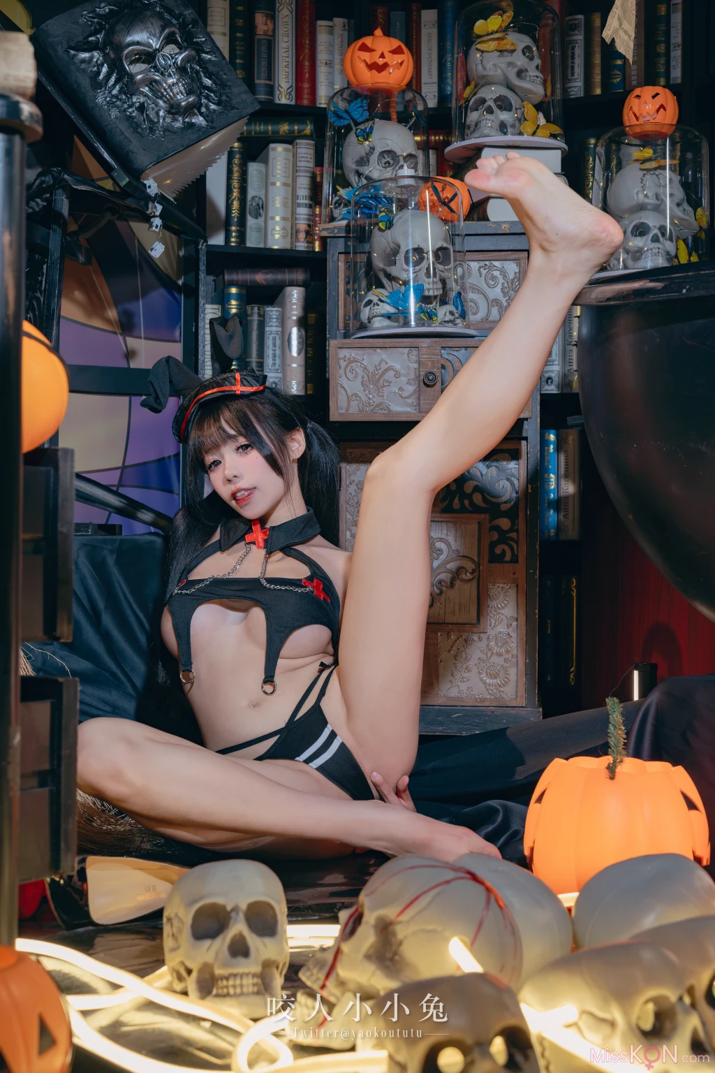 Coser@黏黏团子兔: 特典-万圣节看护士 (40 photos + 1 video) – Page 4