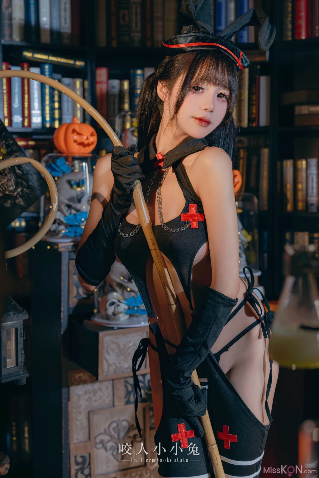 Coser@黏黏团子兔: 特典-万圣节看护士 (40 photos + 1 video) – Page 4
