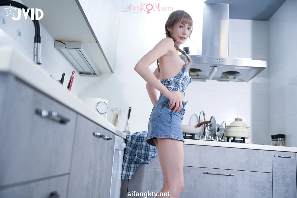 [JVID] 芷萱: 超大尺度私拍，斯文青春廚娘，四點全露 (132 photos )