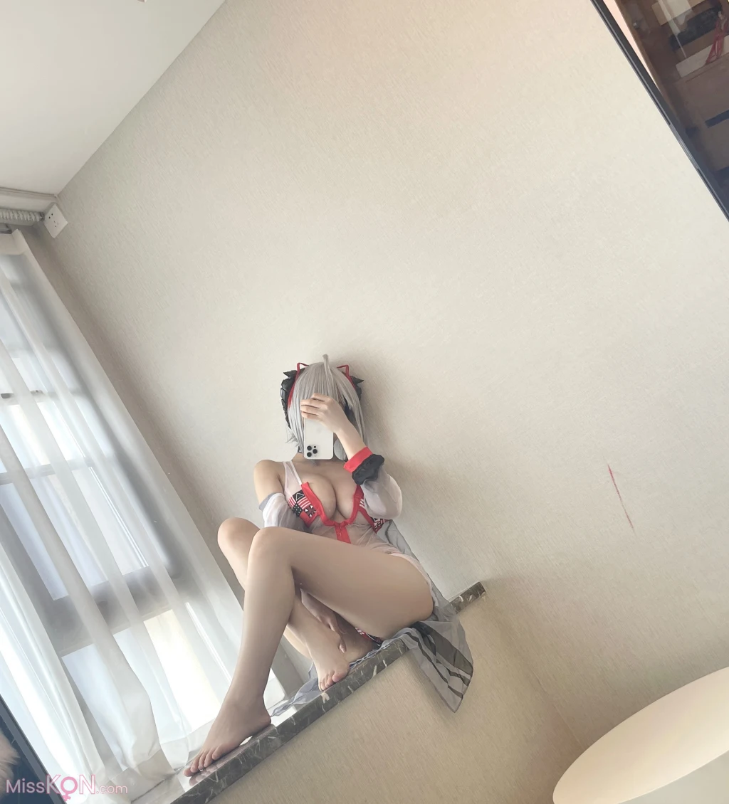 Coser@小仓千代w: 明日方舟 W泳装 (21 photos)