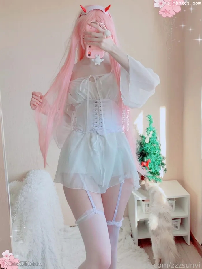 Coser@zzzsunvi: 极品萝莉 上下粉嫩 极品美腿 (56 photos )
