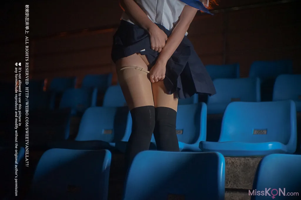 Coser@铃木美咲 (Misaki Suzuki): 公然半裸露出——羞耻！在操场的观看区 (27 photos )
