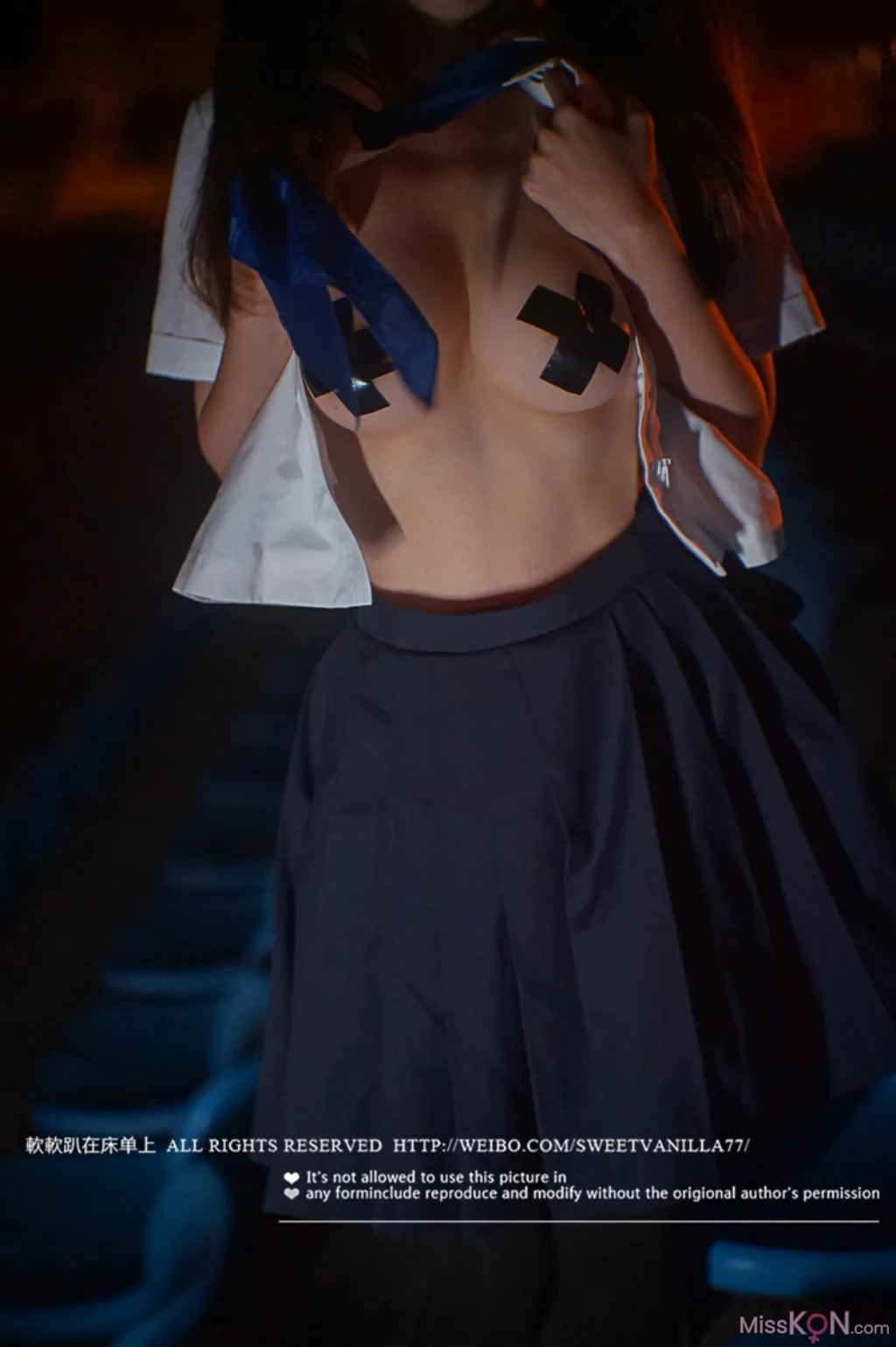 Coser@铃木美咲 (Misaki Suzuki): 公然半裸露出——羞耻！在操场的观看区 (27 photos )