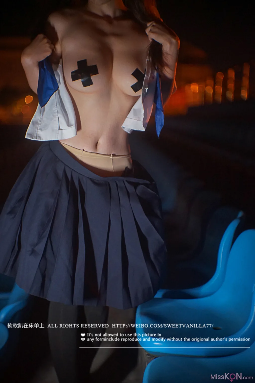Coser@铃木美咲 (Misaki Suzuki): 公然半裸露出——羞耻！在操场的观看区 (27 photos )