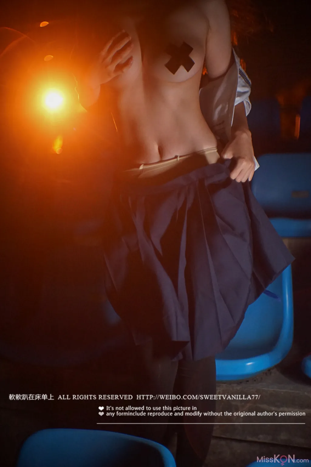 Coser@铃木美咲 (Misaki Suzuki): 公然半裸露出——羞耻！在操场的观看区 (27 photos )