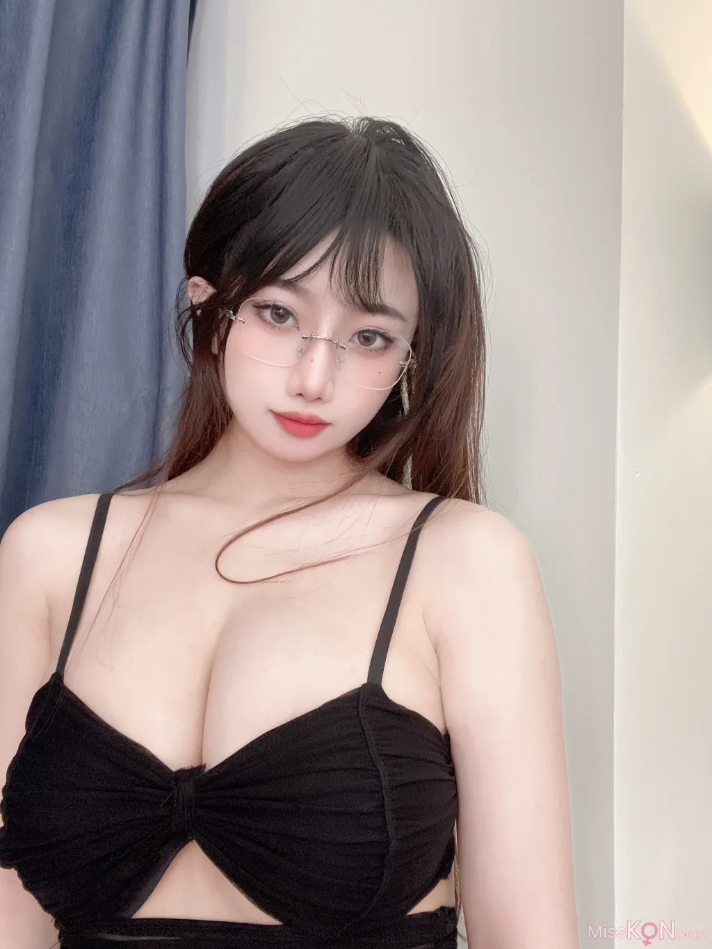 Coser@鬼畜瑶在不在w: 包臀黑丝 (48 photos )