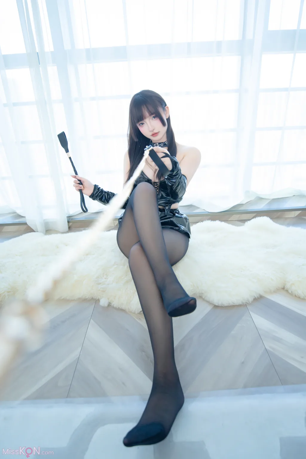 Coser@神楽坂真冬 Vol.210: 美脚调教 (75 photos )