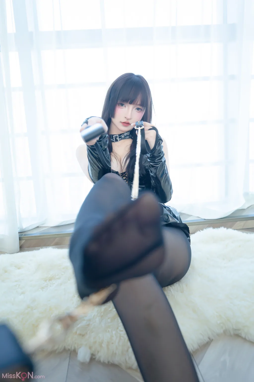 Coser@神楽坂真冬 Vol.210: 美脚调教 (75 photos )
