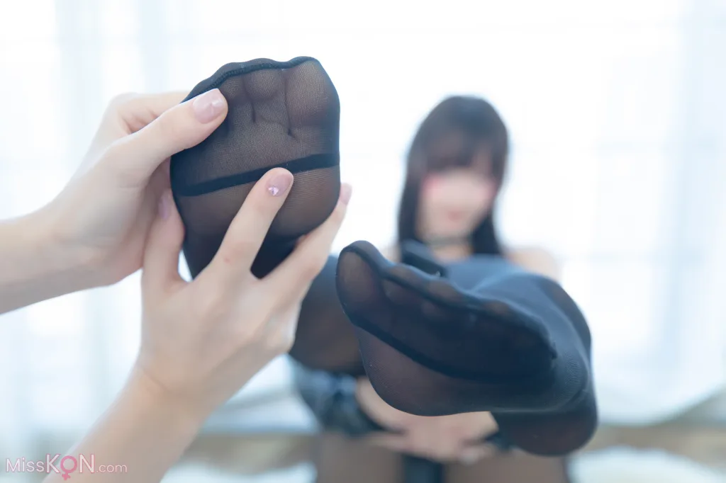 Coser@神楽坂真冬 Vol.210: 美脚调教 (75 photos )
