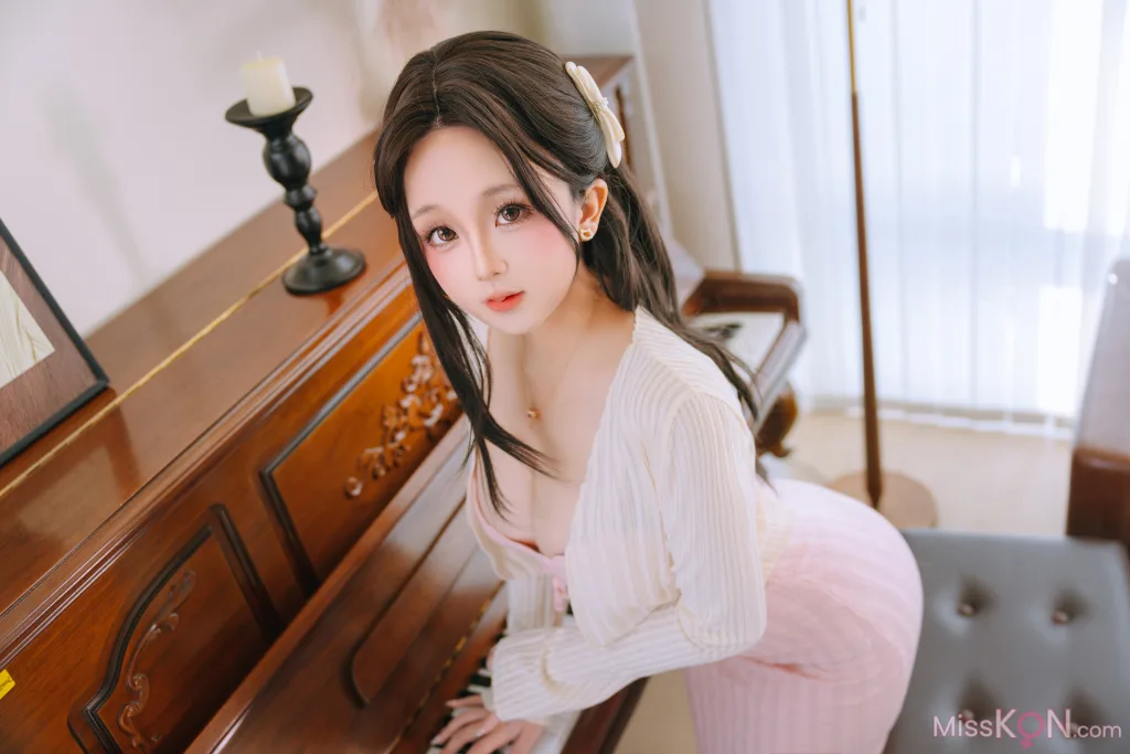 Coser@日奈娇: 钢琴老师 (215 photos )