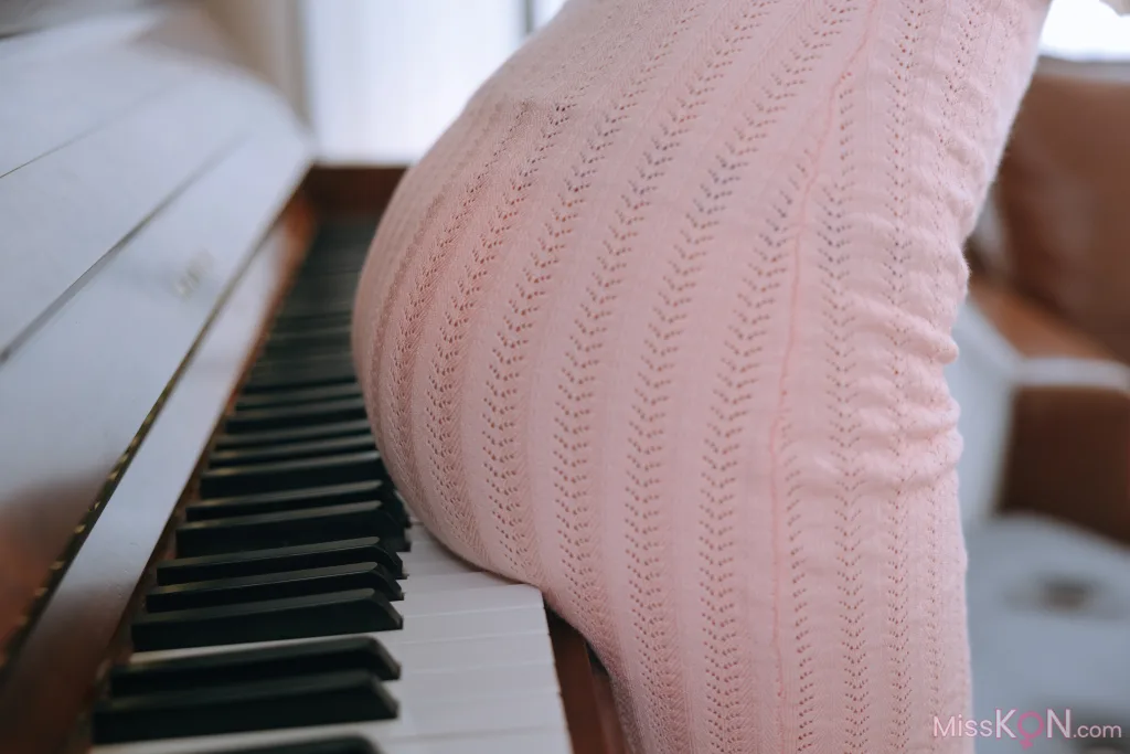 Coser@日奈娇: 钢琴老师 (215 photos )