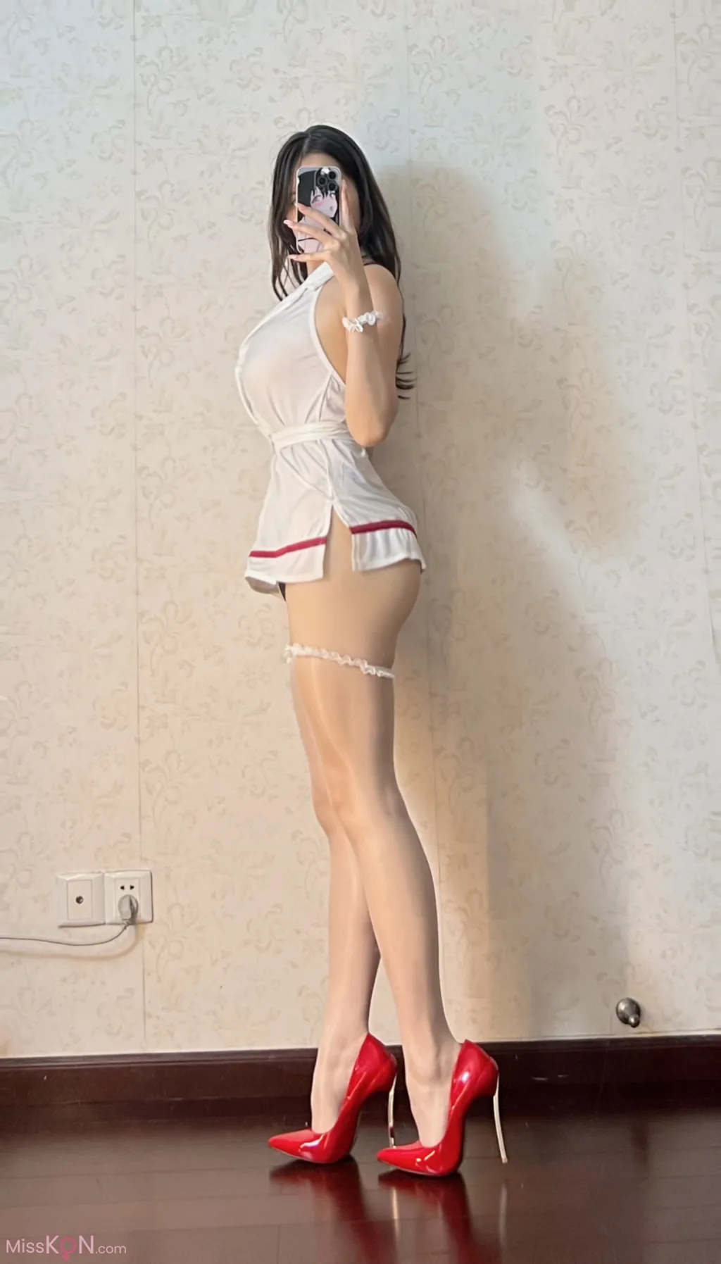 可可西yyy: 护士姐姐 (50 photos )