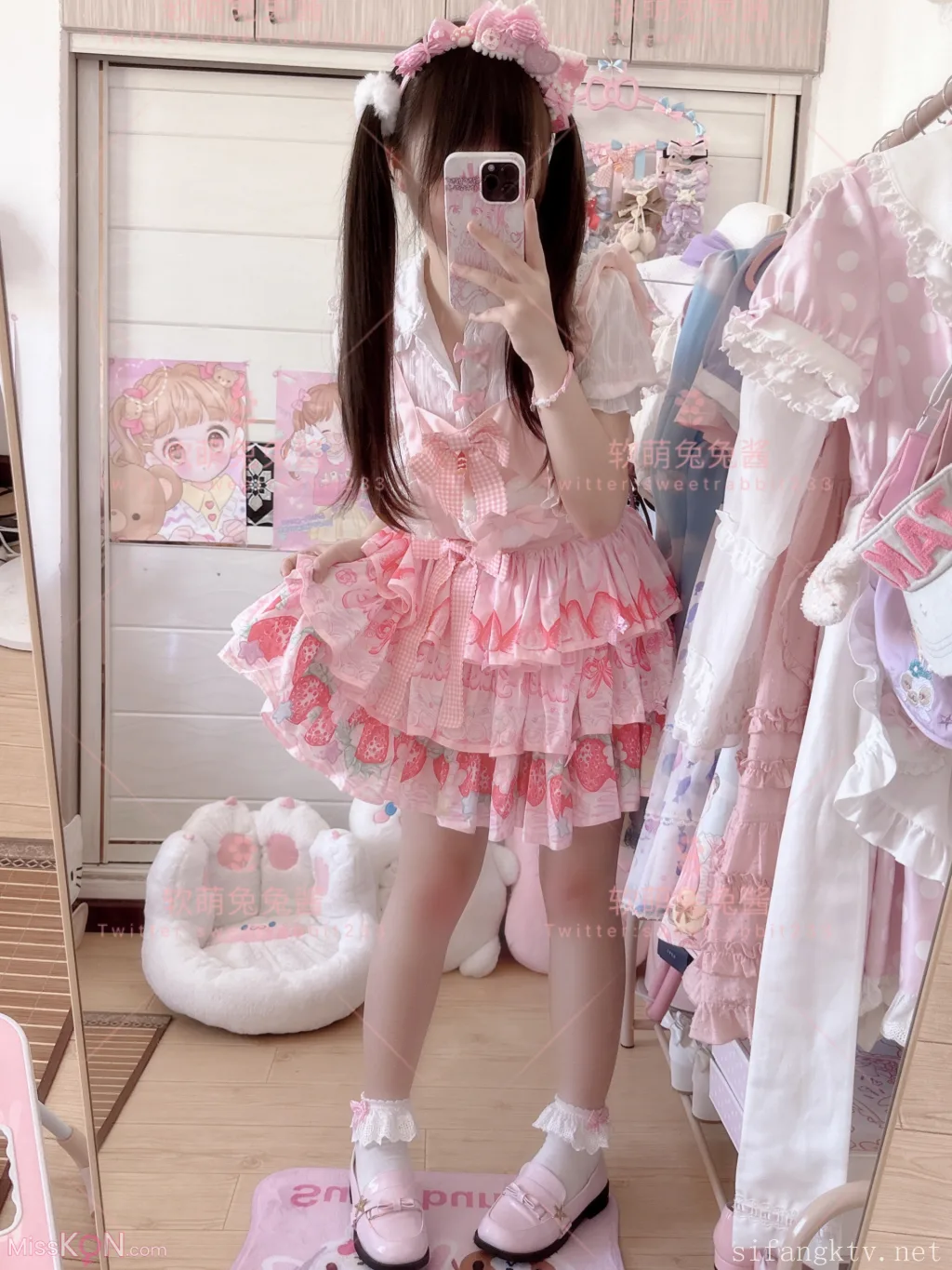 Coser@软萌兔兔酱: 清纯可甜可盐白虎一线天萝莉女神 高价私拍五部合集 (248 photos + 5 videos) – Page 8