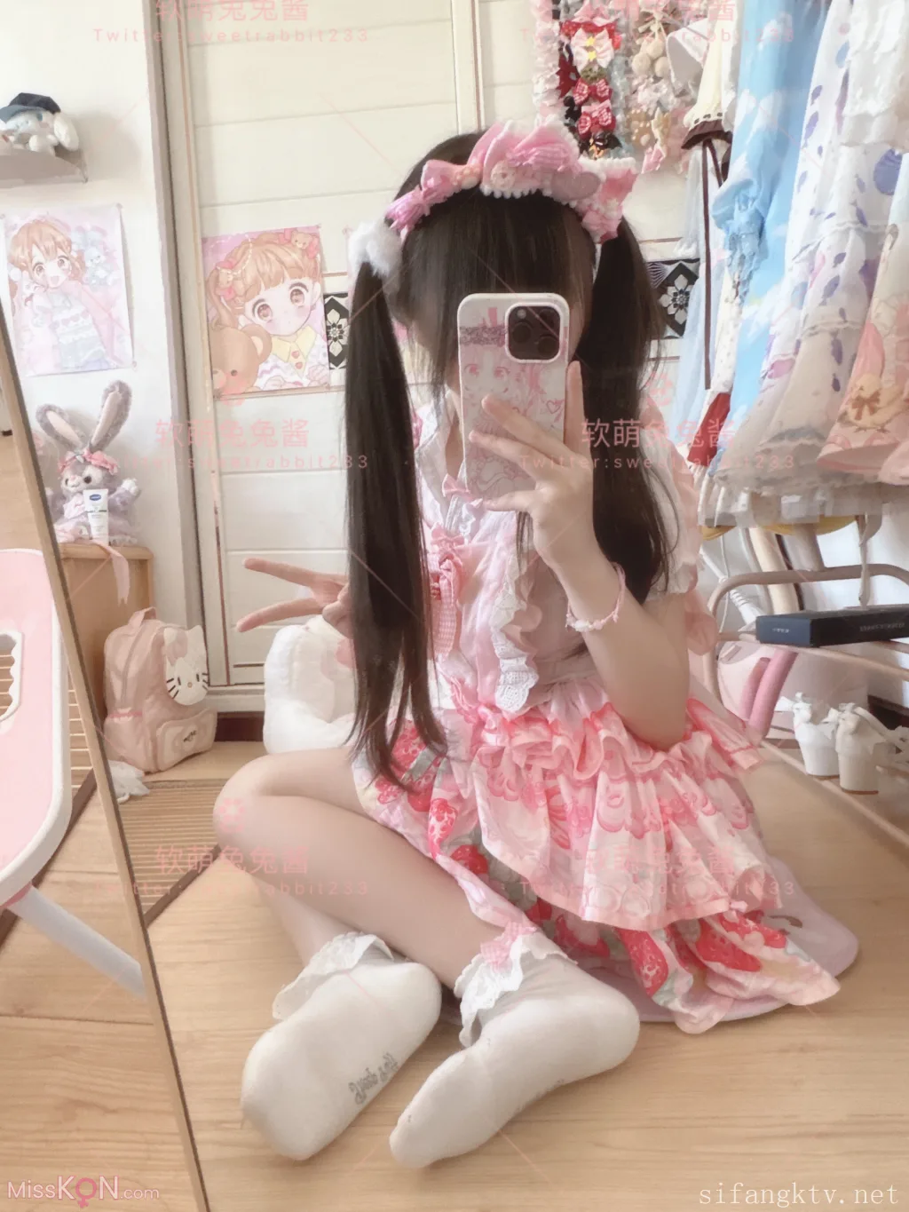 Coser@软萌兔兔酱: 清纯可甜可盐白虎一线天萝莉女神 高价私拍五部合集 (248 photos + 5 videos) – Page 12
