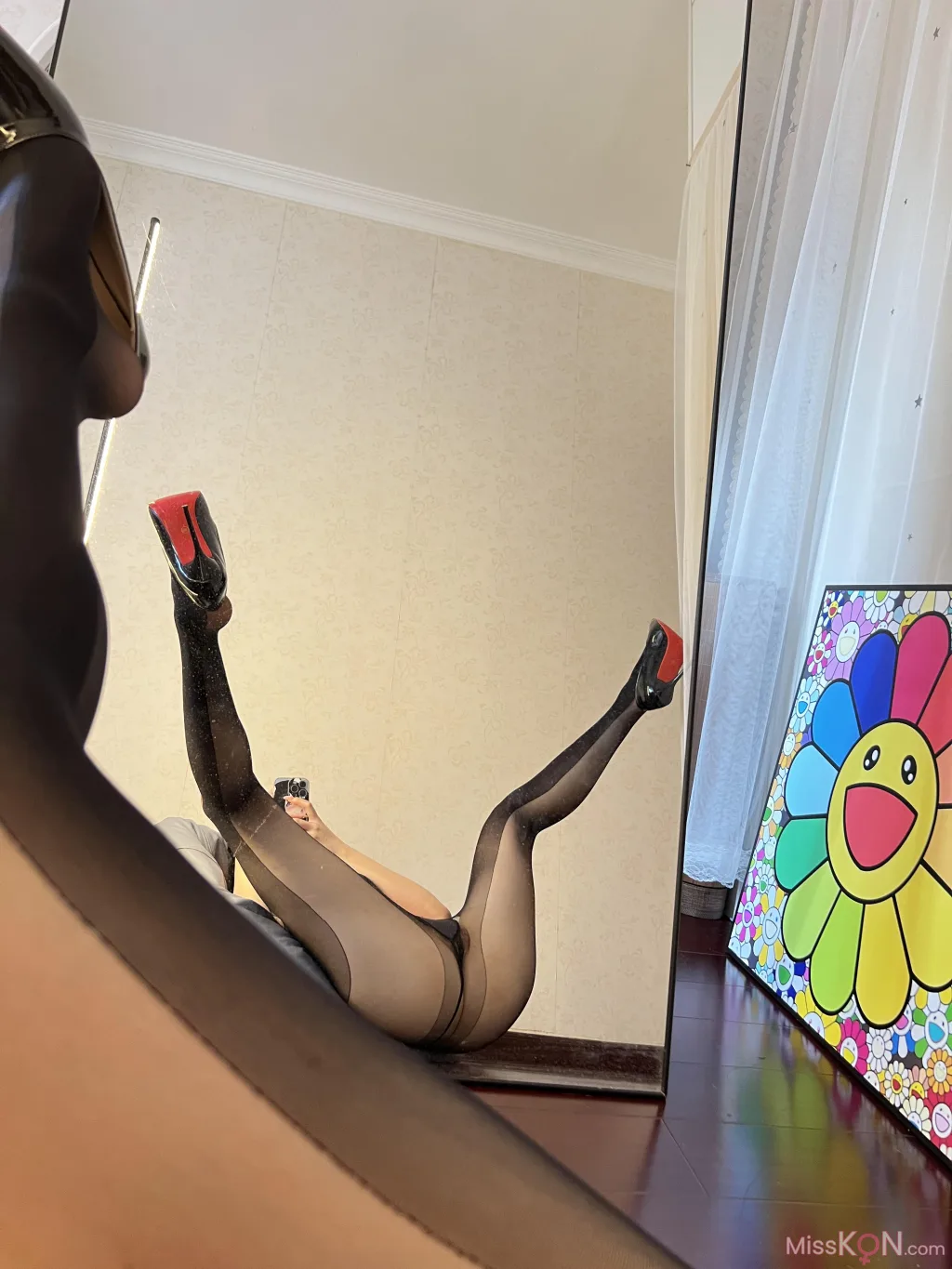 可可西yyy: 红色灯光➕ts小黑裙➕红色w袜直击三部曲 (60 photos + 48 videos)