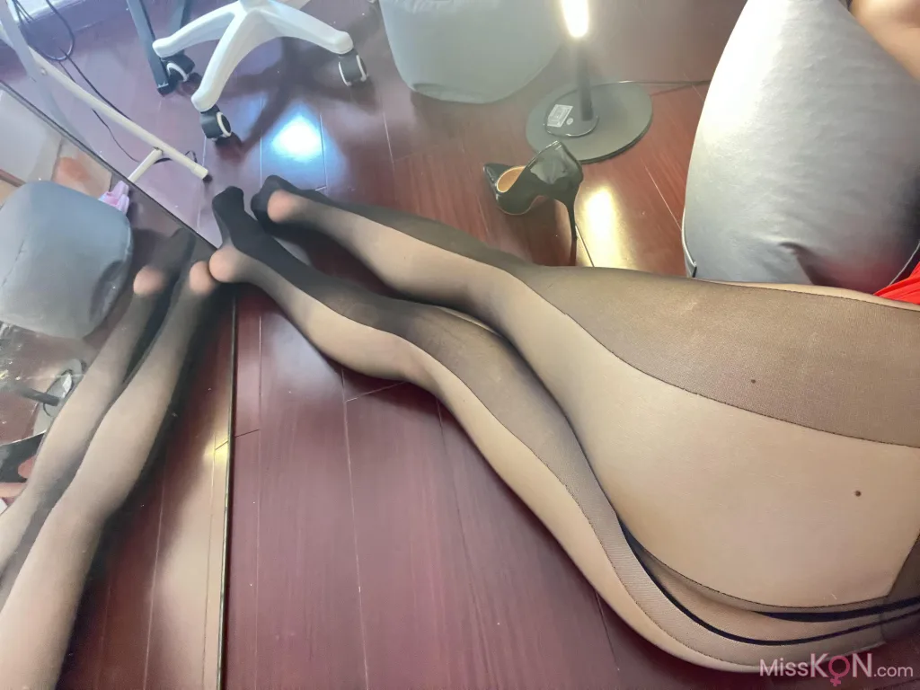 可可西yyy: 红色灯光➕ts小黑裙➕红色w袜直击三部曲 (60 photos + 48 videos) – Page 2