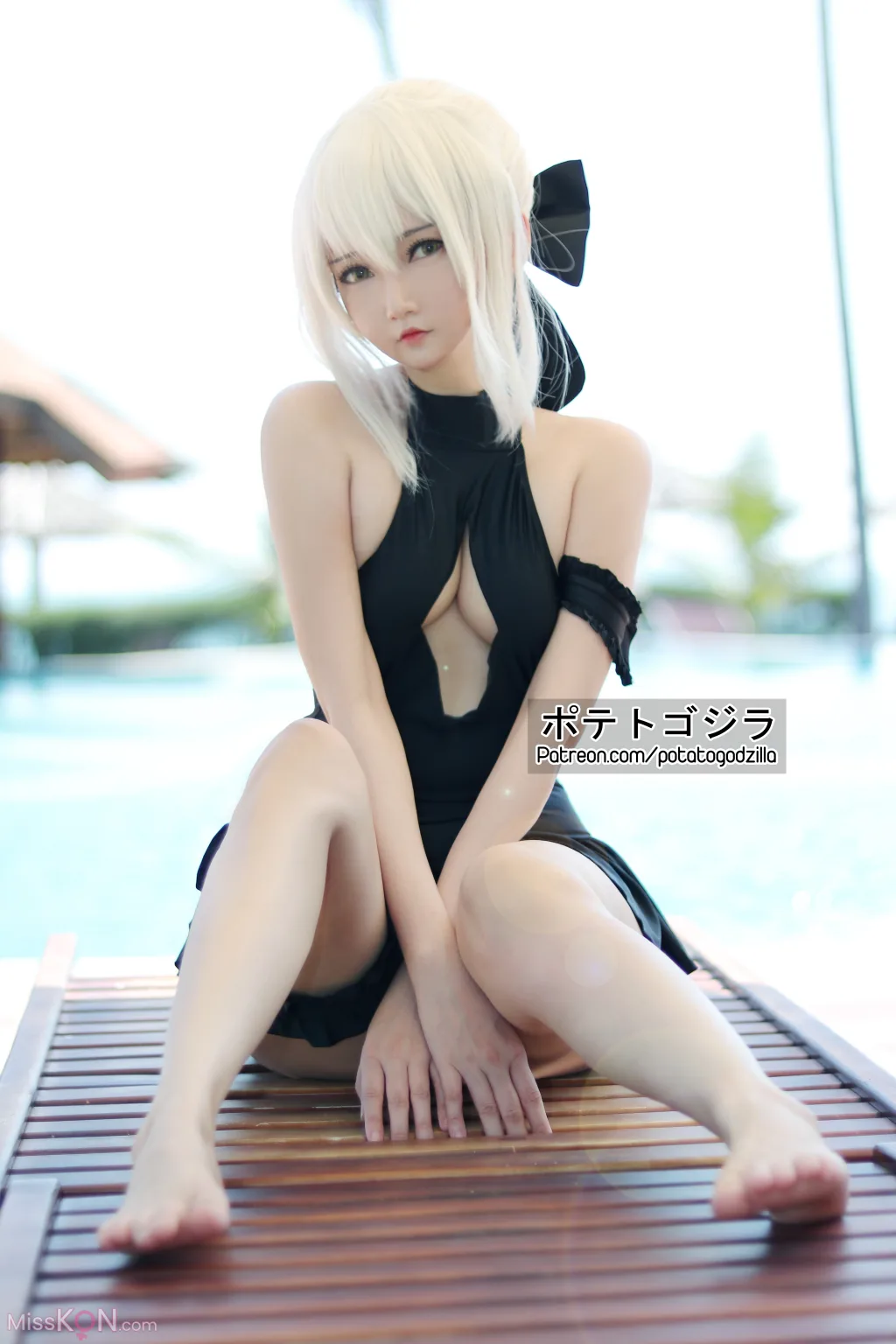 Coser@Potato Godzilla: Saber Alter Swimsuit (18 photos)