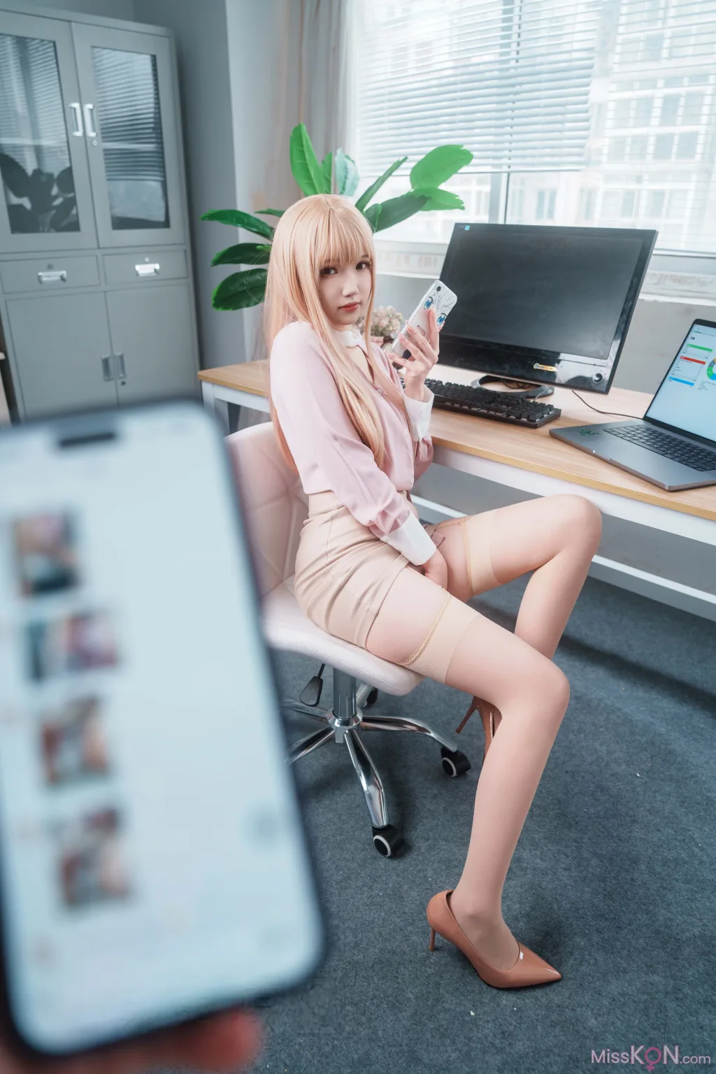 Coser@雪晴Astra: 金发职人OL (59 photos )