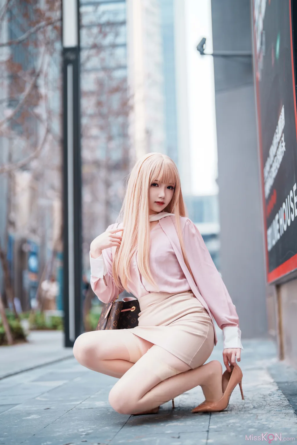 Coser@雪晴Astra: 金发职人OL (59 photos )