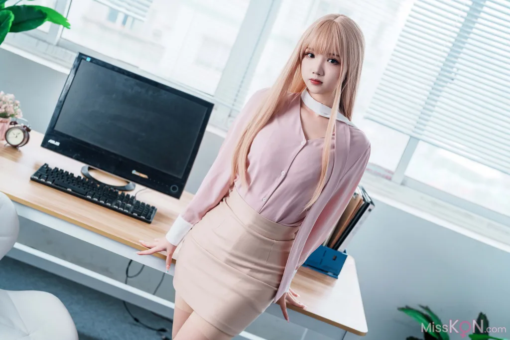 Coser@雪晴Astra: 金发职人OL (59 photos )