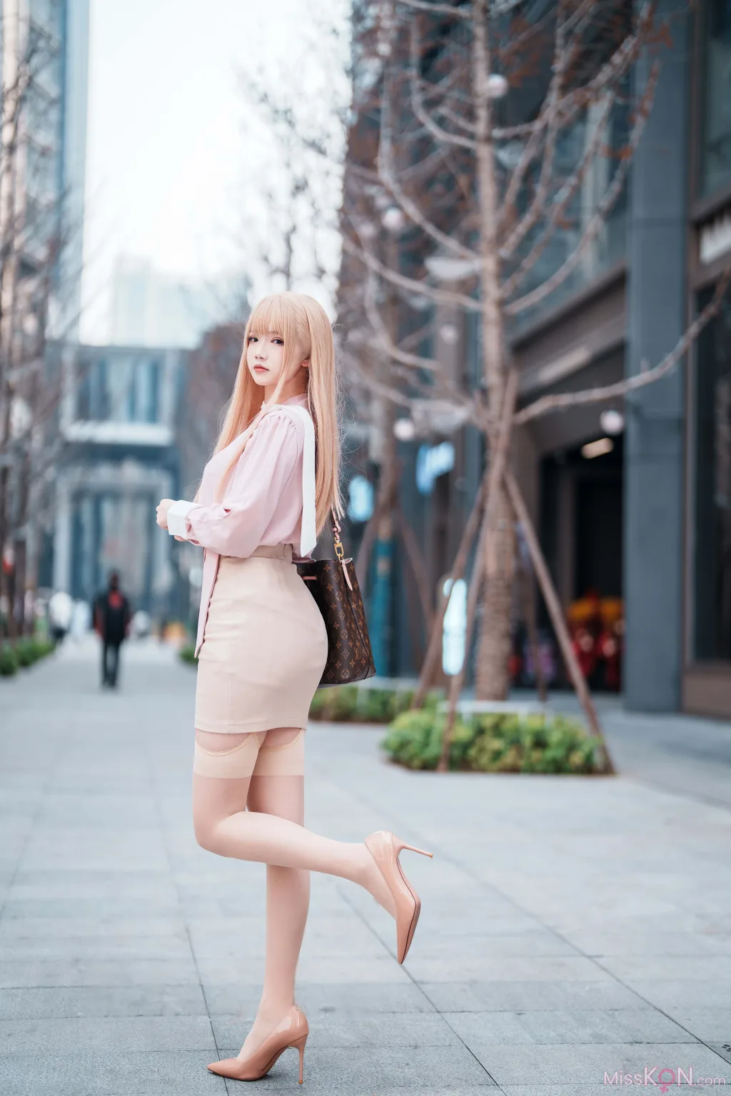 Coser@雪晴Astra: 金发职人OL (59 photos )