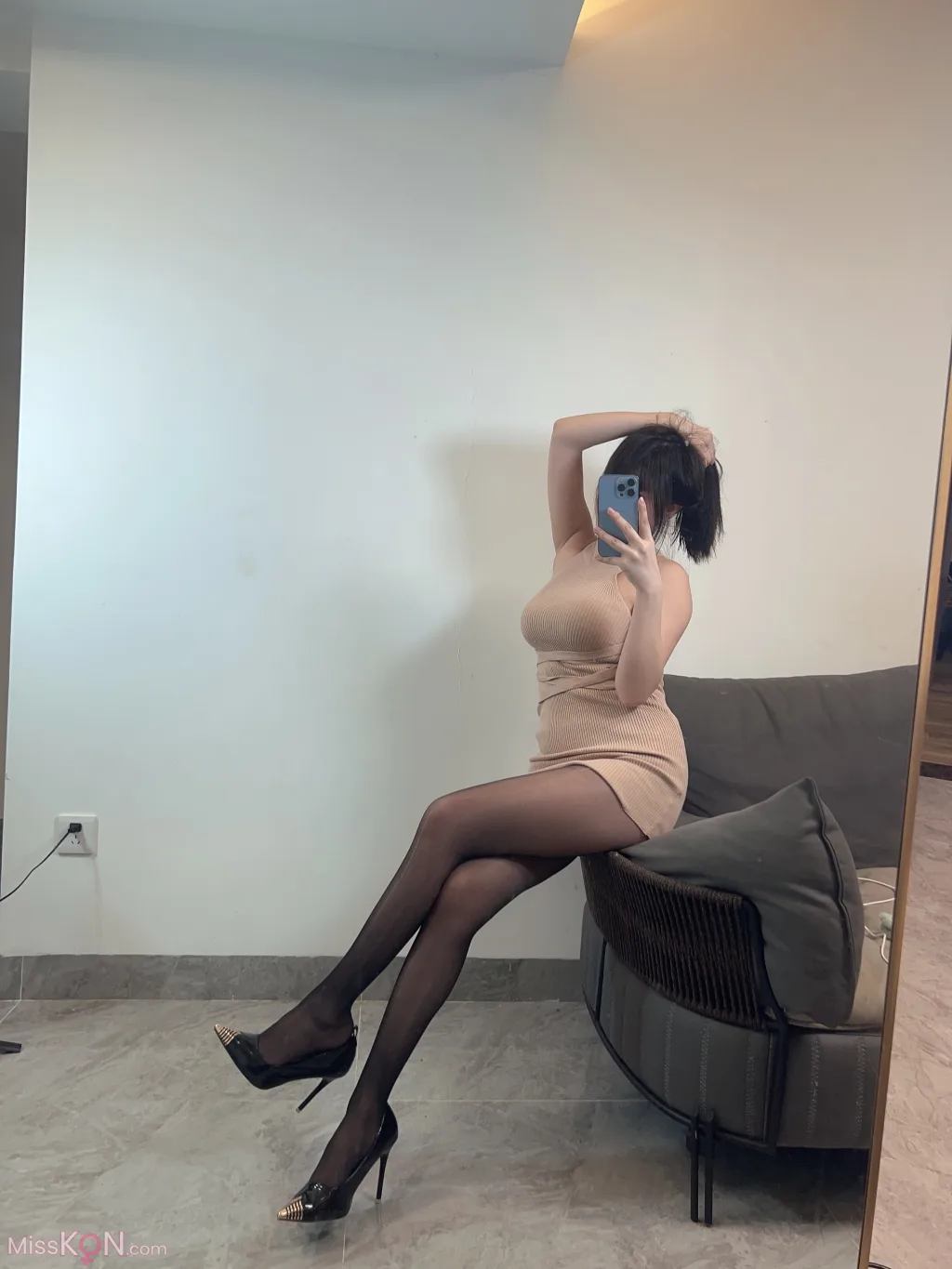 Coser@Tina很妖孽呀: 黑丝足控 (26 photos + 2 videos)