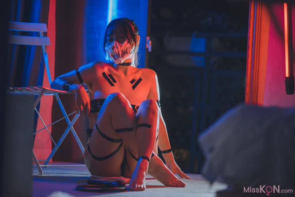 Coser@浅安安: 黑胶带 (44 photos)