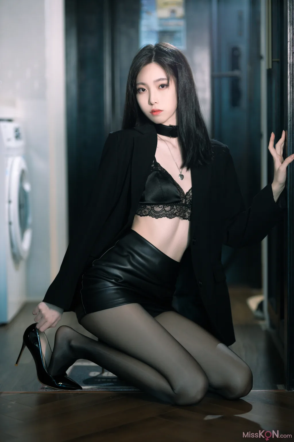Coser@许岚LAN: 黑丝西装 (40 photos)