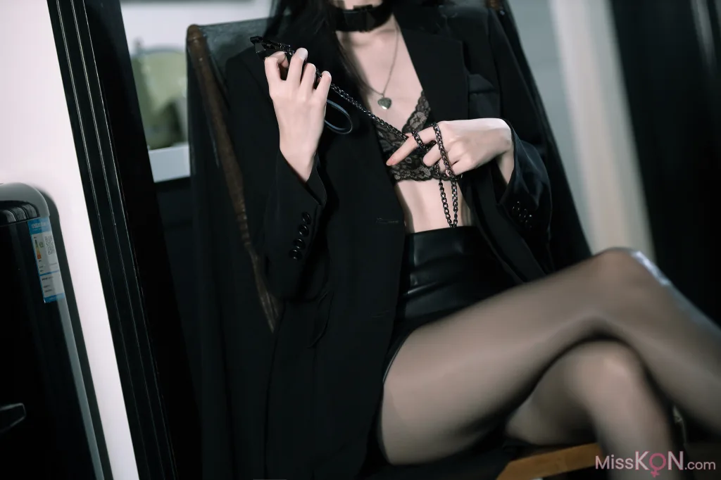 Coser@许岚LAN: 黑丝西装 (40 photos) – Page 2